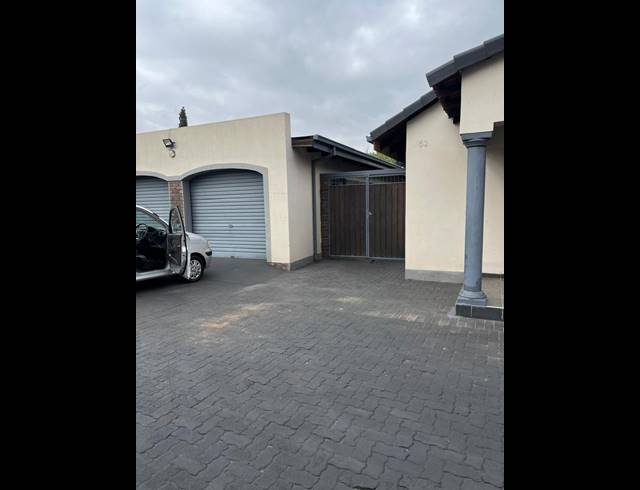 3 BEDROOM HOUSE FOR SALE IN CLAYVILLE